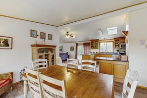 Dining - Spacious getaway w/marvelous bay and beach views, jetted tub, & gas grill (Loleta)
