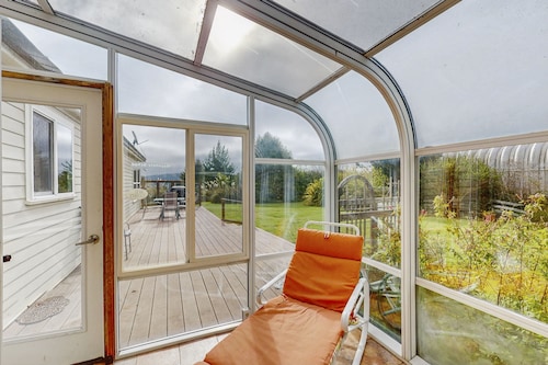 Spacious getaway w/marvelous bay and beach views, jetted tub, & gas grill