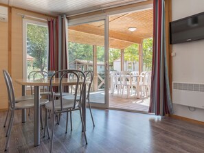 Dining - Nice apartment in villa for 6 guests with pool, A/C, WIFI, TV, terrace and pets allowed (Argelers)