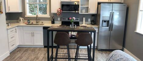 Een koelkast, een magnetron, een oven, een kookplaat