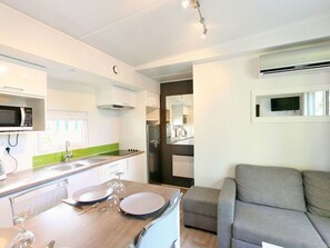 Microwave, dishwasher, toaster, high chair - Beautiful apartment in villa for 4 people with pool, WIFI, A/C, TV, terrace and pets allowed (Argelers)