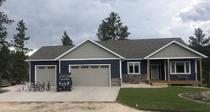 Spacious home with Hot Tub, bikes, fire pit, pool table and more!!
