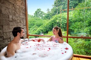 Couples treatment rooms, hot tub, body treatments, aromatherapy