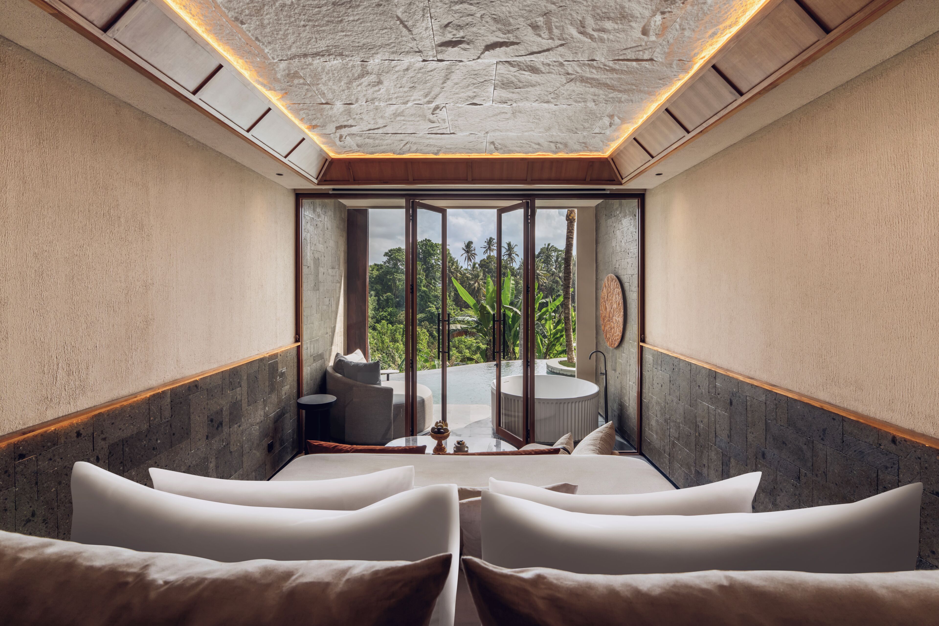 Suite (Valley View with Lagoon Access) | Seprai antialergi, minibar, brankas, dan meja kerja