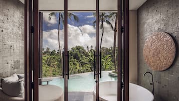 Suite (Valley View with Lagoon Access) | Seprai antialergi, minibar, brankas, dan meja kerja