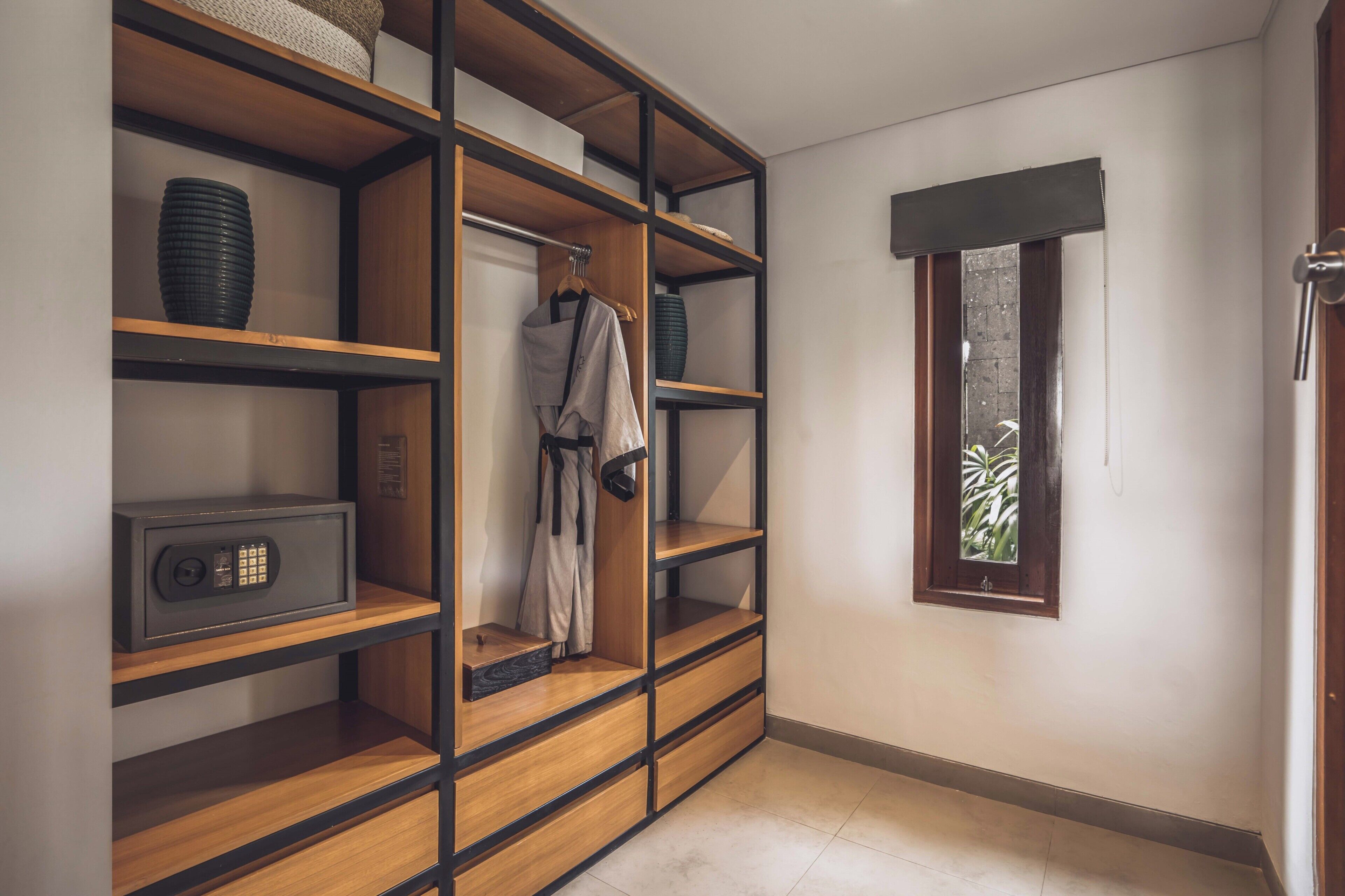 Ein Zimmer mit Einbauschrank, Safe und Fenster mit Blick.