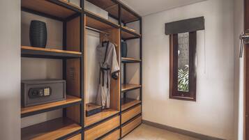 Habitación con armario empotrado, caja fuerte y ventana con vistas.