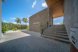 2 restaurants, breakfast, lunch served; local and international cuisine