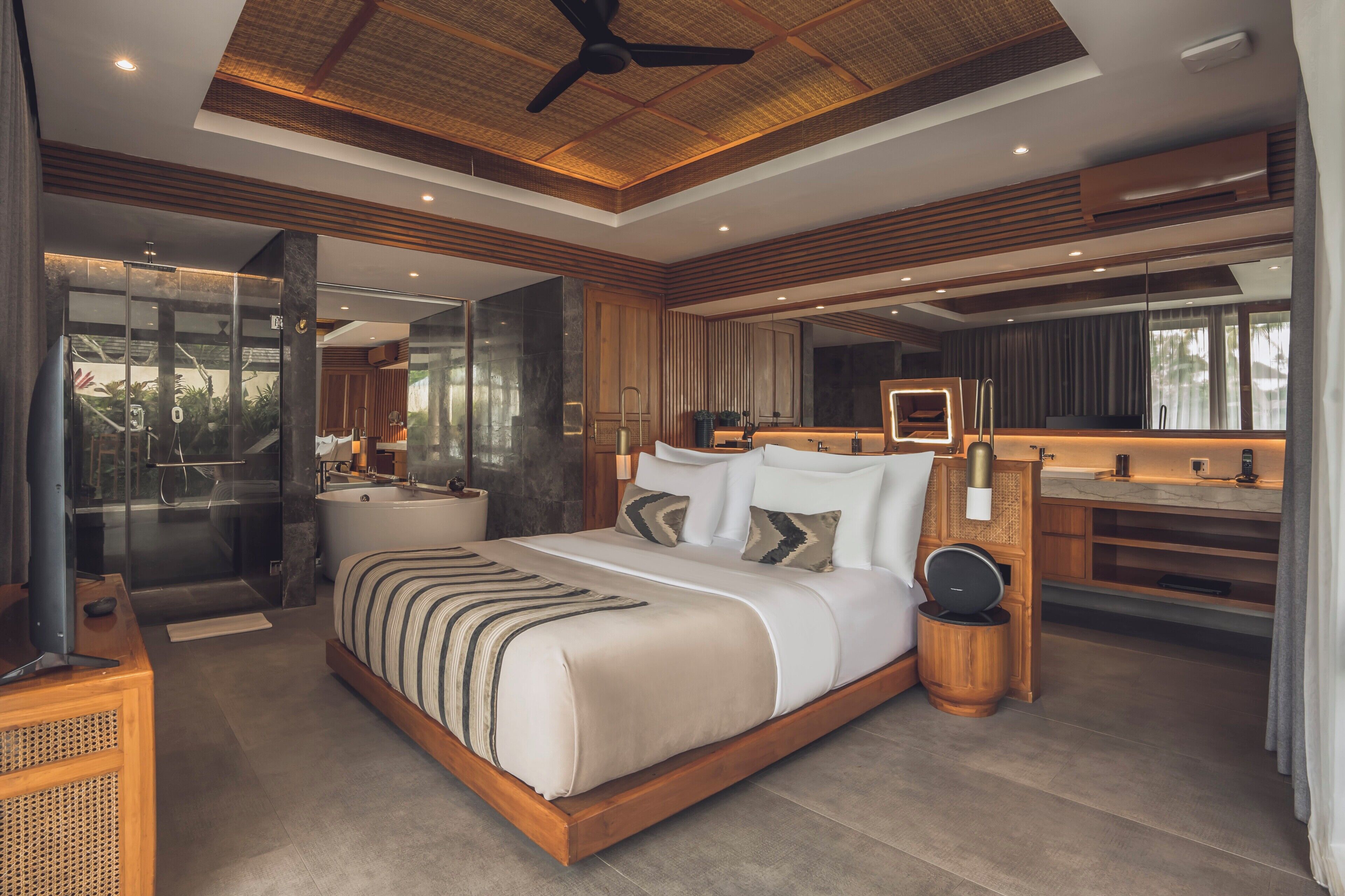 Grand 1 Bedroom Private Pool Villa with Ricefield View | Seprai antialergi, minibar, brankas, dan meja kerja