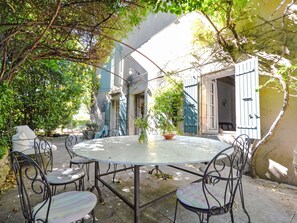 Outdoor dining - Stunning private villa for 8 guests with private pool, TV, terrace and pets allowed (L'isle-sur-la-sorgue)