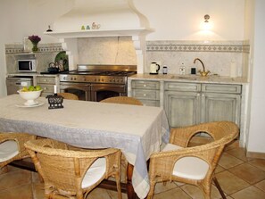 Microwave, oven, dishwasher, freezer - Stunning private villa for 8 guests with private pool, TV, terrace and pets allowed (L'isle-sur-la-sorgue)