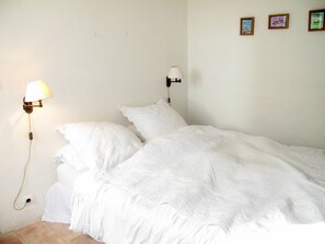 4 habitaciones, cuna de viaje y ropa de cama