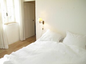 4 bedrooms, travel crib, bed sheets - Stunning private villa for 8 guests with private pool, TV, terrace and pets allowed (L'isle-sur-la-sorgue)