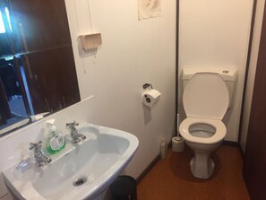 淋浴设施、毛巾、卫生纸