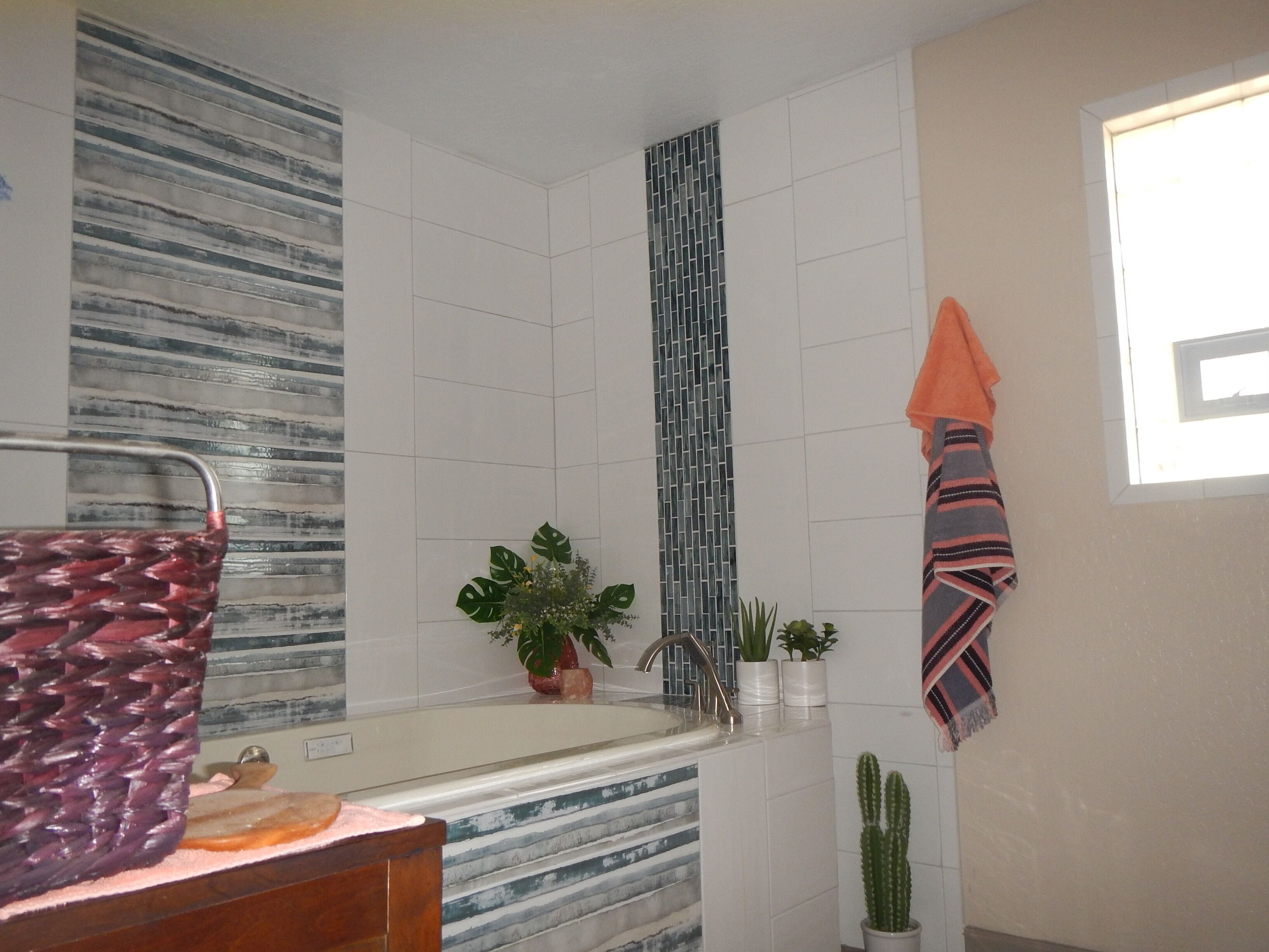 Combined shower/bathtub, jetted bath, hair dryer, towels