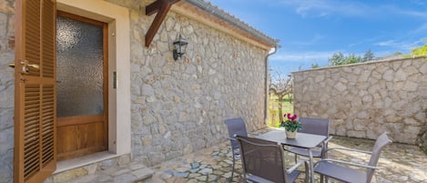 تناول الطعام بالخارج