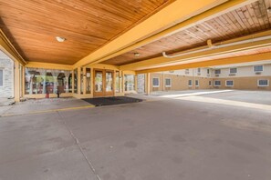 Property grounds - Rodeway INN Rockford (Rockford)