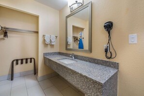 Bathroom - Rodeway INN Rockford (Rockford)