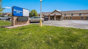 A Rodeway Inn sign with a brick base and a blue signboard. - Rodeway INN Rockford (Rockford)