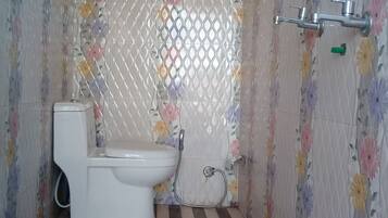 Toallas, jabón, shampoo, papel higiénico