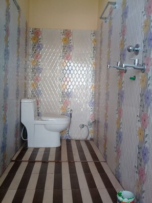 Serviettes fournies, savon, shampoing, papier toilette