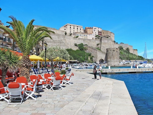 Beautiful apartment in villa for 2 people with pool, WIFI, TV, patio and pets allowed