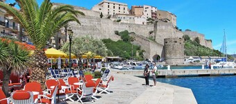 Accogliente appartamento in villa per 2 ospiti con WIFI, piscina, TV, patio e animali ammessi