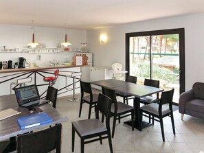 Dining - Beautiful apartment in villa for 6 guests with WIFI, pool, TV, patio and pets allowed (Calvi)