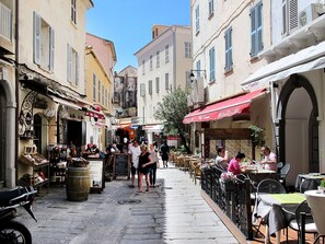 Outdoor dining - Beautiful apartment in villa for 6 guests with WIFI, pool, TV, patio and pets allowed (Calvi)