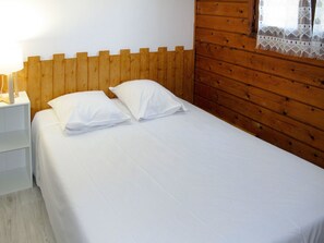 2 bedrooms, free WiFi - Lovely apartment in villa for 6 guests with WIFI, pool, TV, patio and pets allowed (Calvi)