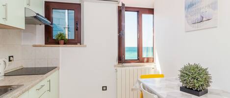 Mikrovågsugn, diskmaskin, frys och matbord