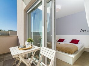 3 quartos, ferros/tábuas de passar roupa, berço de viagem