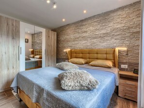3 bedrooms, iron/ironing board, free WiFi