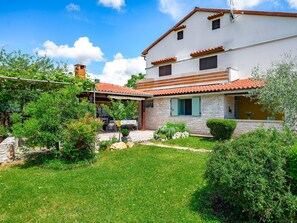 Exterior - Cosy apartment for 4 people with A/C, private pool, WIFI, TV, terrace and pets allowed (Pazin)