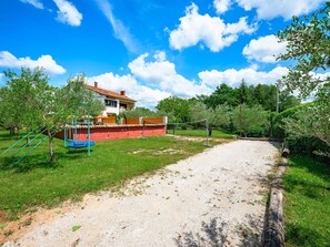 Children’s area - Cosy apartment for 4 people with A/C, private pool, WIFI, TV, terrace and pets allowed (Pazin)
