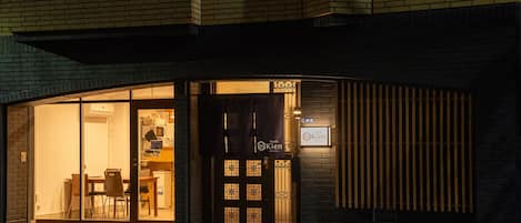 施設の正面 (日没後)