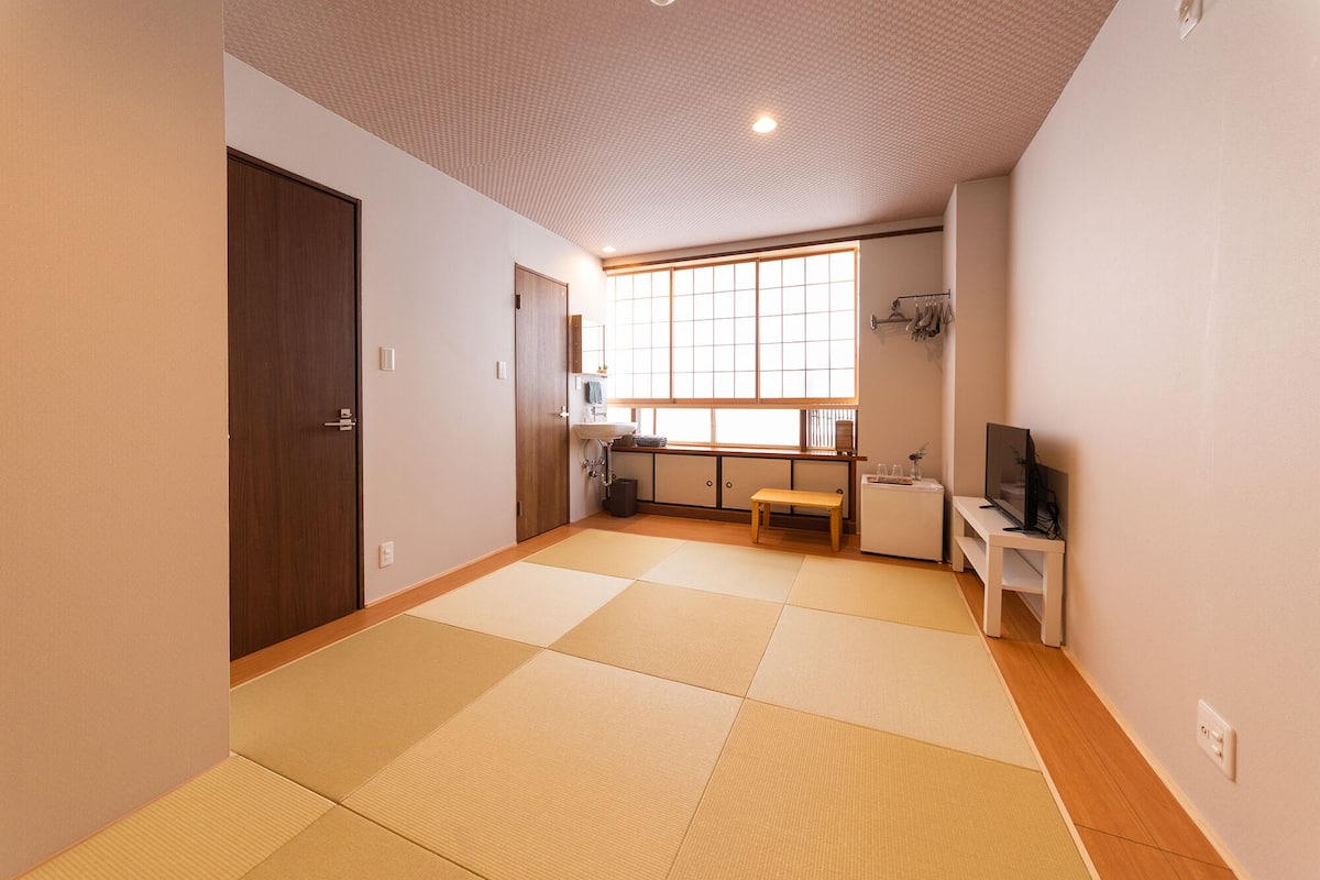 Phòng truyền thống (JPN Style for 4 Guests with Toilet) | Chăn bông, màn/rèm cản sáng, truy cập Internet không dây miễn phí