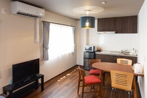 Chambre familiale, salle de bain privée | Couette en duvet, rideaux d’obscurcissement, accès au Wi-Fi (inclus)