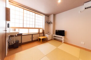 Chambre traditionnelle (JPN Style for 4 Guests with Toilet) | Couette en duvet, rideaux d’obscurcissement, accès au Wi-Fi (inclus)