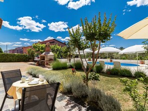Outdoor dining - Cosy apartment for 3 people with WIFI, A/C, pool, TV and terrace (Porec)