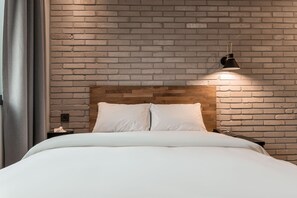 Kostenlose Minibar, Verdunkelungsvorhänge, kostenloses WLAN, Bettwäsche