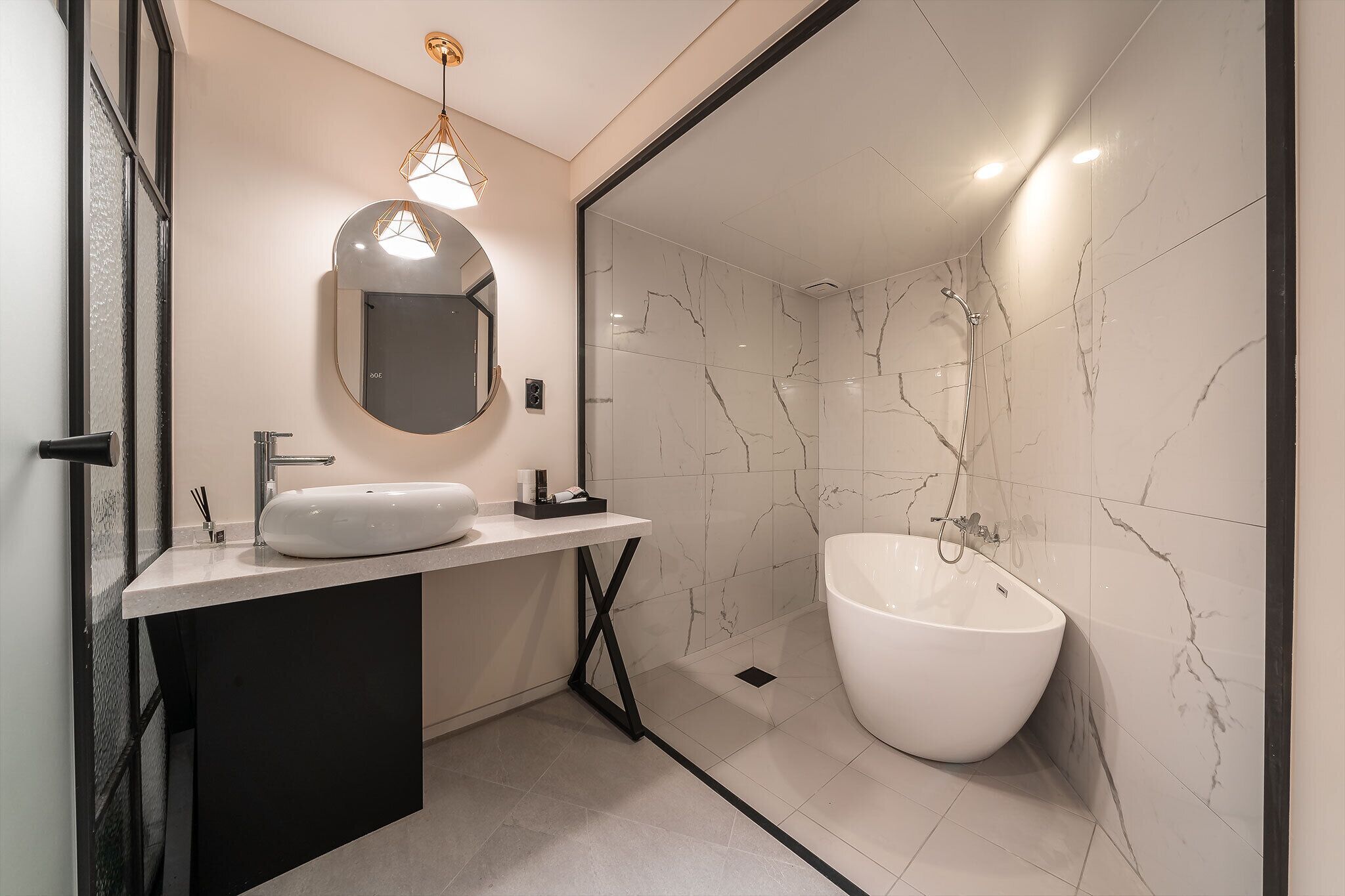 Familien-Zweibettzimmer | Badezimmer | Kostenlose Toilettenartikel, Haartrockner, Hausschuhe