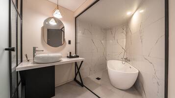 Familien-Zweibettzimmer | Badezimmer | Kostenlose Toilettenartikel, Haartrockner, Hausschuhe
