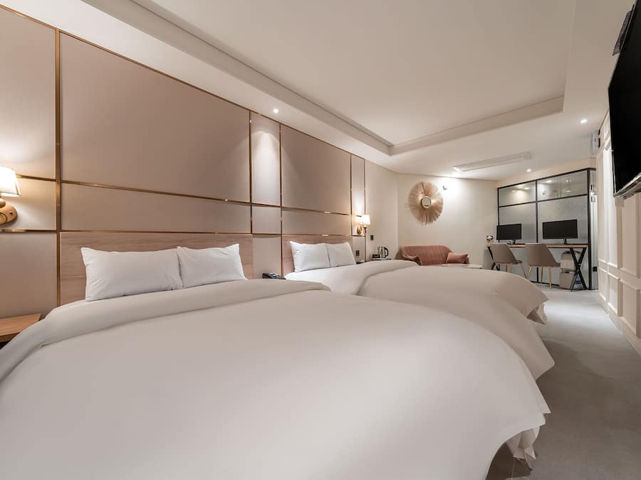 Tvåbäddsrum för familj | Gratis produkter i minibar, mörkläggningsgardiner och gratis wi-fi