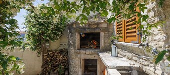 Cosy apartment in villa for 3 people with WIFI, pool, A/C, TV, terrace and pets allowed