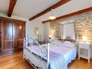 2 bedrooms, travel cot, free WiFi - Cosy apartment in villa for 6 guests with A/C, pool, WIFI, TV, patio and pets allowed (Umag)