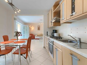 Mikrobølgeovn, ovn, oppvaskmaskin og brødrister