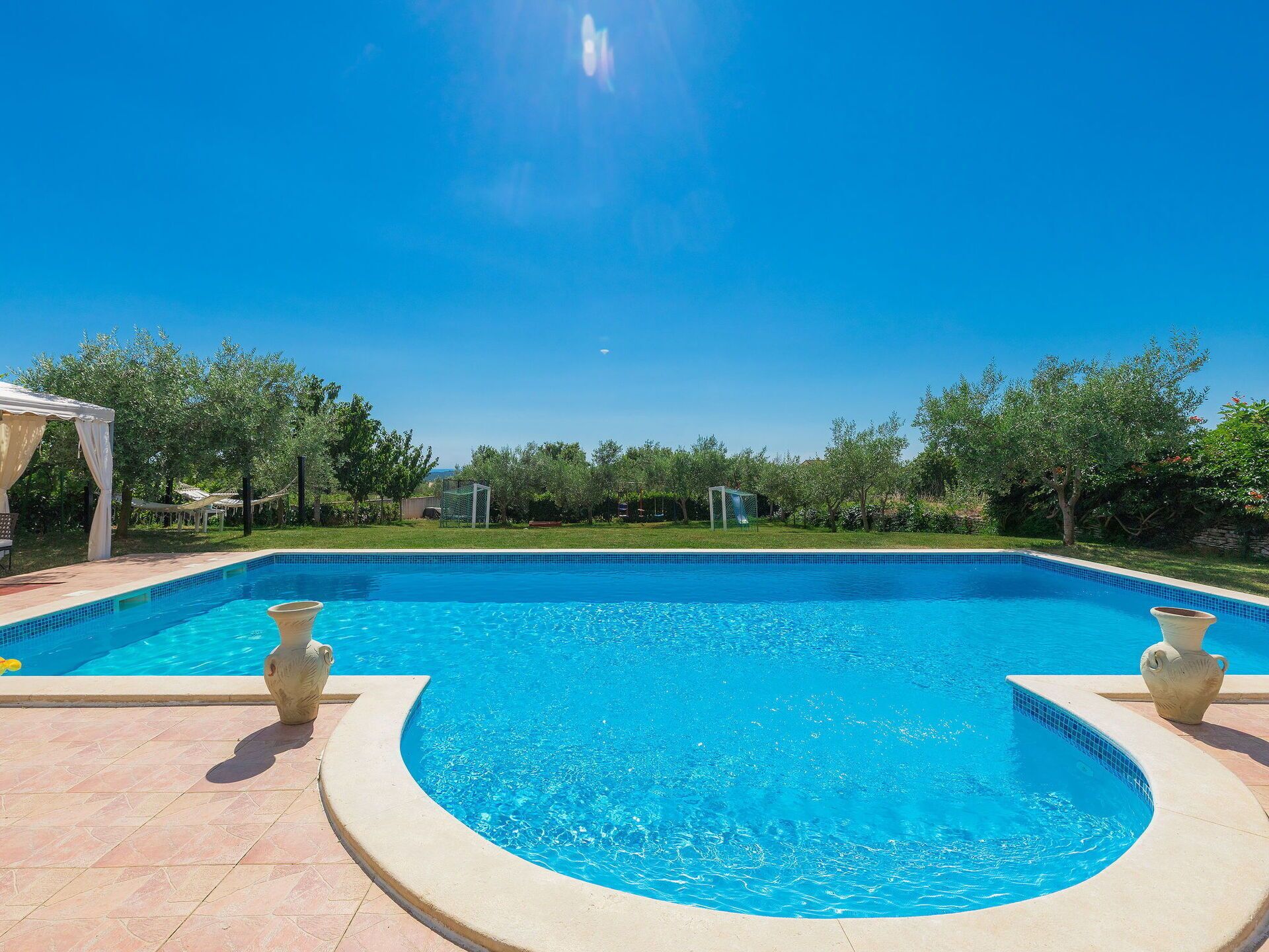 L'Eau, Ciel, Propriété, Piscine, Ombre, Rectangle, Plante, Arbre, Loisir, Composite