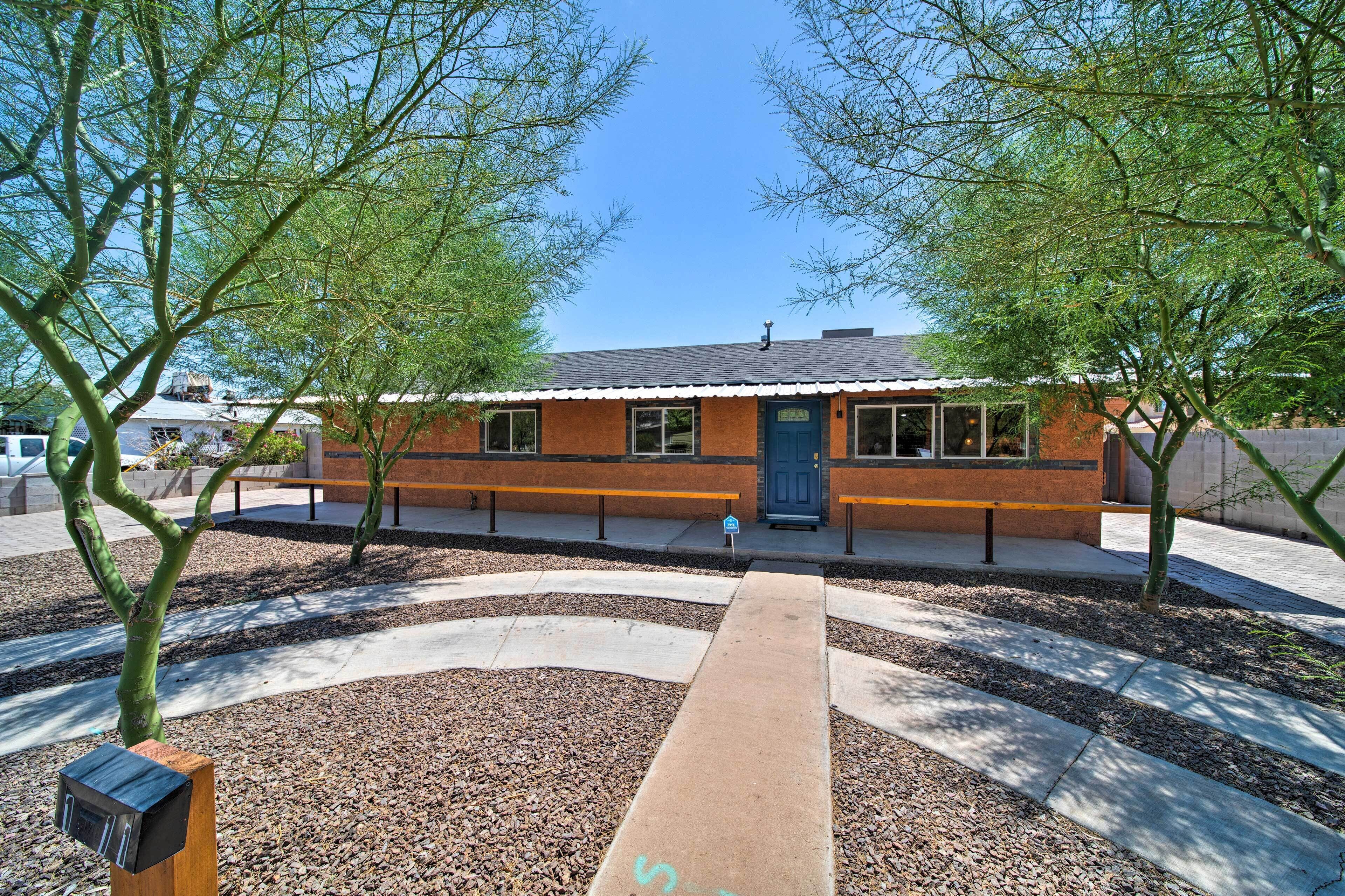 Modern Tempe Vacation Home: 2 Mi to Downtown!