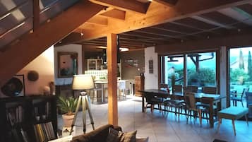 TV connectée, cheminée, livres, médiathèque